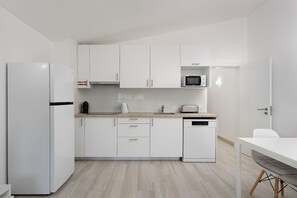 Geladeira, micro-ondas, cooktop, lava-louças