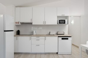 Geladeira, micro-ondas, cooktop, lava-louças