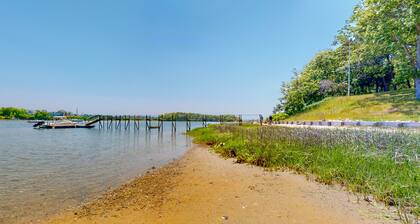 Inviting cottage with golf nearby, central AC, & full kitchen