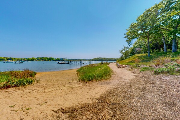 Beach nearby - Inviting cottage with golf nearby, central AC, & full kitchen (Cataumet)