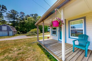 Terrace/patio - Inviting cottage with golf nearby, central AC, & full kitchen (Cataumet)