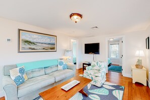 TV, books - Inviting cottage with golf nearby, central AC, & full kitchen (Cataumet)