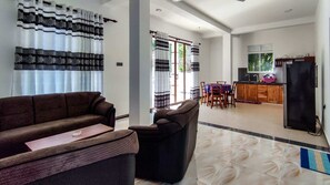 Flat-screen TV - Villa51 First floor gives you to calm and relax lodge - 5 min from the beach!... (Hikkauwa)