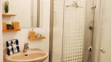 Kostenlose Toilettenartikel, Handtücher, Toilettenpapier