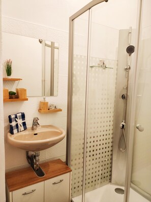 Kostenlose Toilettenartikel, Handtücher, Toilettenpapier