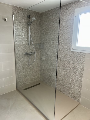 Een bidet, handdoeken