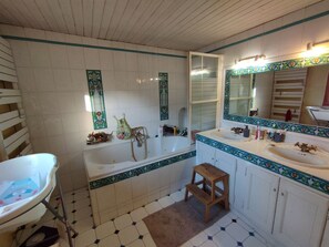 Ducha, secador de pelo, jabón y champú