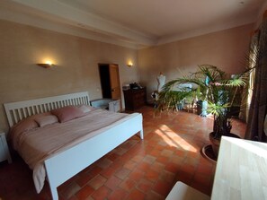 6 dormitorios, tabla de planchar con plancha, wifi gratis y ropa de cama