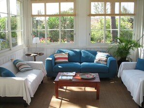 Fernseher, DVD-Player, Tischtennisplatte, Bücher