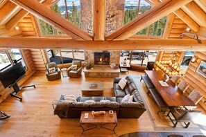 Smart TV, lareira, DVD player, livros