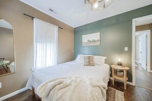 2 bedrooms, desk, iron/ironing board, travel crib - Cozy Cottage on Historic Route 66, minutes away from Wineries & Restaurants. (Saint James)