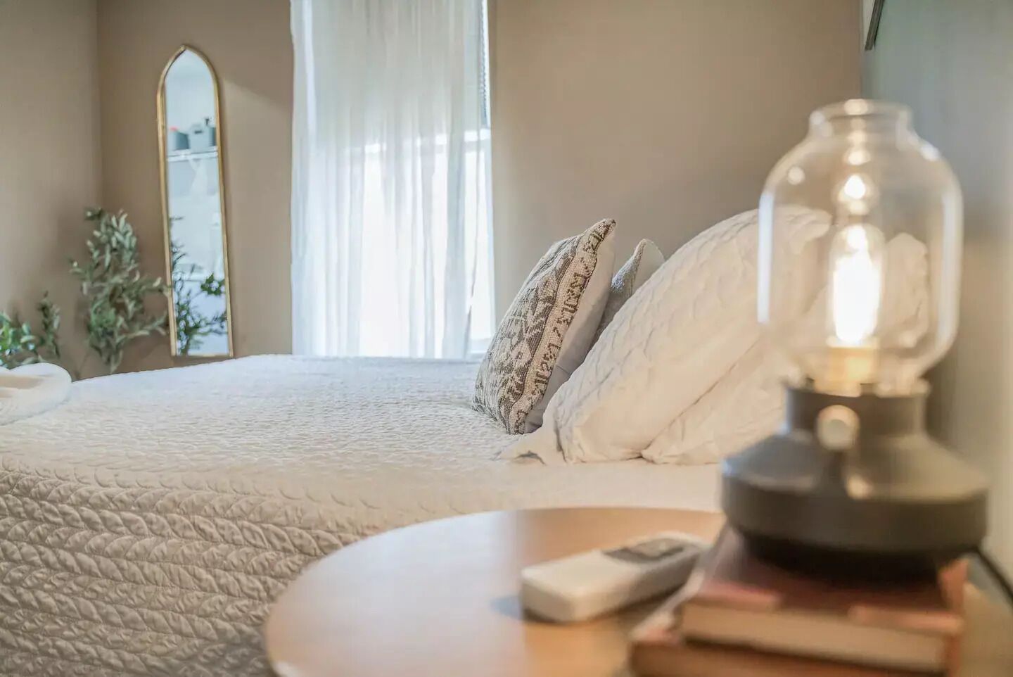 2 habitaciones, escritorio y tabla de planchar con plancha 