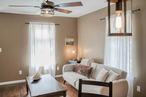 Smart TV - Cozy Cottage on Historic Route 66, minutes away from Wineries & Restaurants. (Saint James)