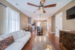 Smart TV - Cozy Cottage on Historic Route 66, minutes away from Wineries & Restaurants. (Saint James)