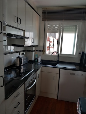 Køleskab, mikrobølgeovn, ovn, kogeplade