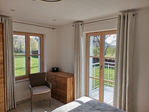2 bedrooms, travel cot, free WiFi, bed sheets