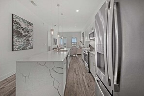 Micro-ondes, plaque de cuisson, lave-vaisselle, cafetière/bouilloire