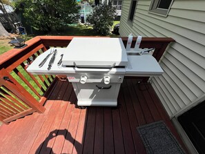 Outdoor dining - Near Beachs, Bars & Restaurants with two 24-hour Beach Parking Passes Included!  (Old Orchard Beach)