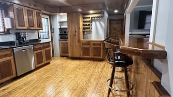 Kylskåp, mikrovågsugn, ugn och spishäll