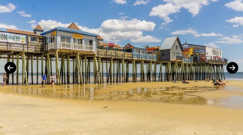 Near Beachs, Bars & Restaurants with two 24-hour Beach Parking Passes Included! 