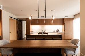 Geladeira, micro-ondas, fogão, cafeteira/chaleira