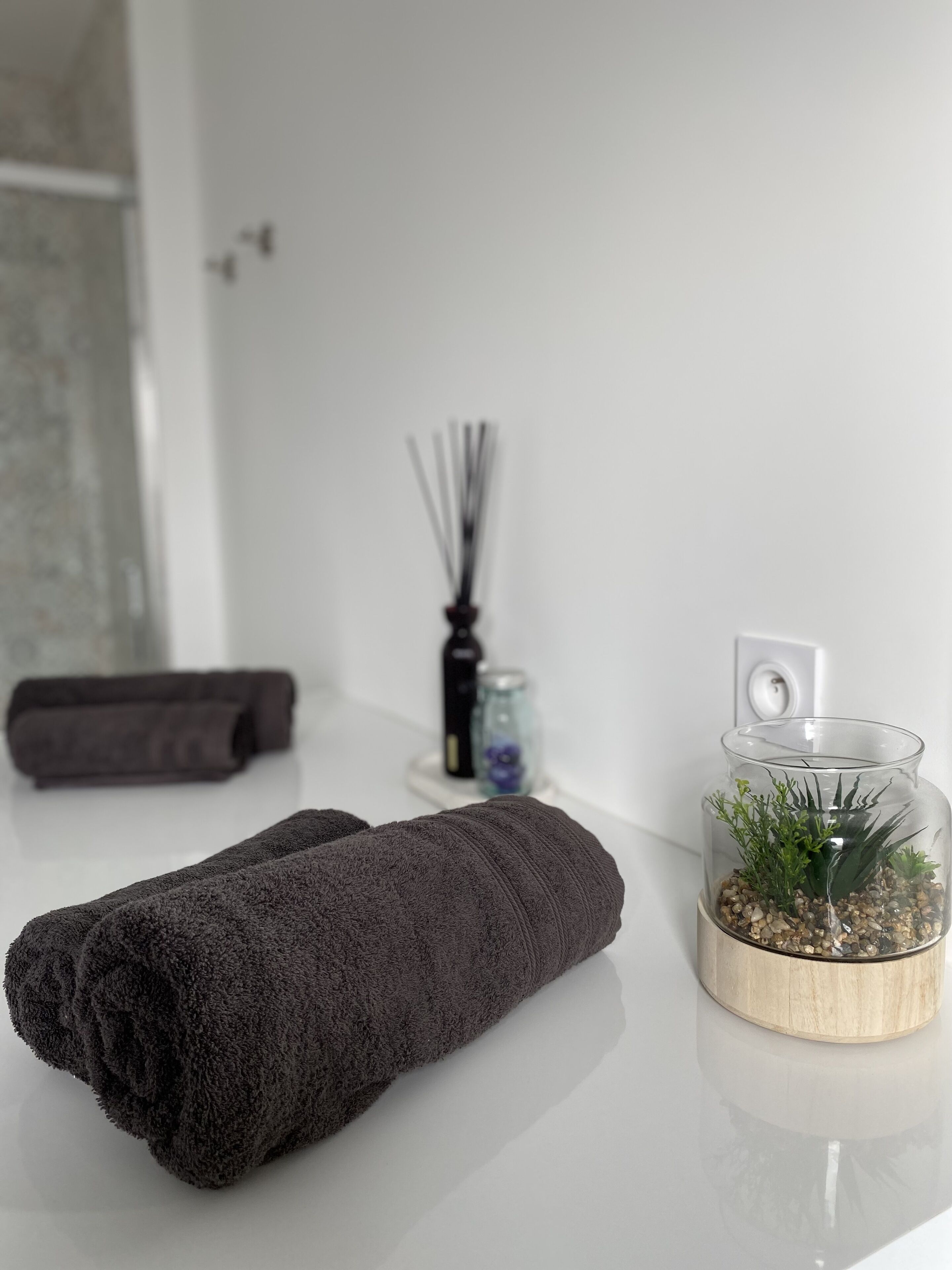 Douche, sèche-cheveux, serviettes fournies, savon