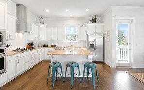 ثلاجة، ميكروويف، فرن، موقد طهي مسطح