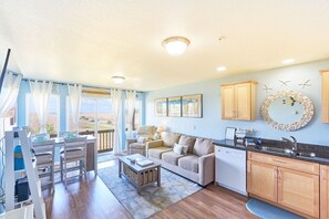 Smart TV, fireplace - Walk to town and beach, Balcony, Private, Sunset View (Scenic) (Long Beach)