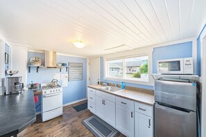 冷蔵庫、電子レンジ、コーヒー / ティーメーカー、トースター