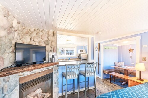 Romantic, Walk to town and beach, Private (Beachside)