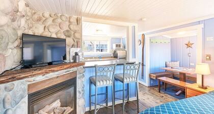 Romantic, Walk to town and beach, Private (Beachside)