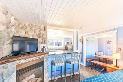 Romantic, Walk to town and beach, Private (Beachside)