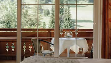 Escritorio, espacio para trabajar con laptop y insonorización