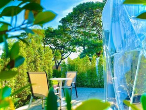 Deluxe kamer | Woonruimte | Een flatscreentelevisie