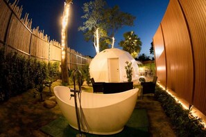 Signature suite | Badkamer | Designer toiletartikelen, een haardroger, handdoeken, zeep