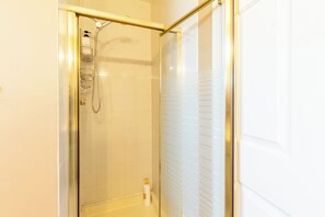Haartrockner, Handtücher, Seife, Shampoo