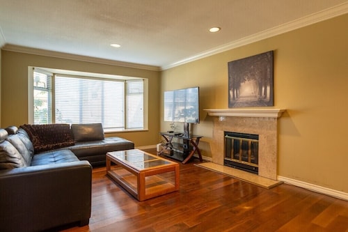 Private very bright room E on the top floor with ensuite bathroom , air con.