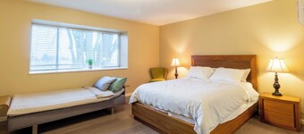 Private very bright room E on the top floor with ensuite bathroom , air con.