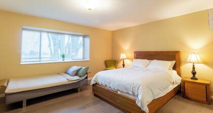 Private very bright room E on the top floor with ensuite bathroom , air con.