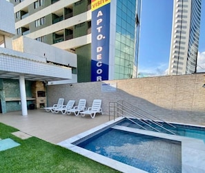 Piscina externa, espreguiçadeiras
