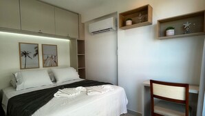 Ein Schlafzimmer mit Bett, Nachttischen, Schreibtisch und Stuhl.