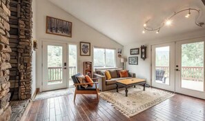 Smart TV, fireplace, books, stereo
