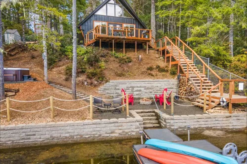 Lakefront Cabin with Hot Tub and Kayaks