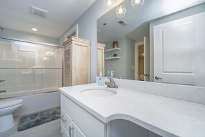 Combined shower/tub, hair dryer, towels