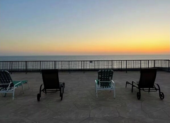Terrace/patio - Ocean View Luxury Condo: Beachfront, and Pool (San Diego)