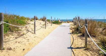 Newly Updated OCEAN BLOCK 2 bedroom condo, steps away from the beach!
