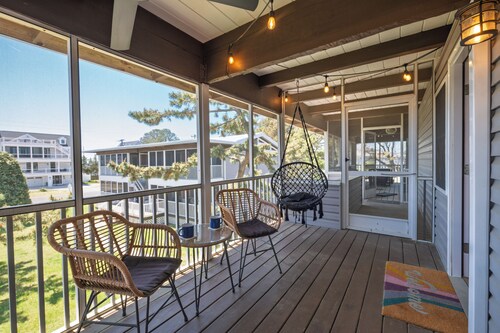Newly Updated OCEAN BLOCK 2 bedroom condo, steps away from the beach!