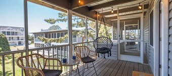 Newly Updated OCEAN BLOCK 2 bedroom condo, steps away from the beach!
