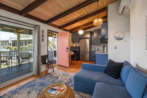 Newly Updated OCEAN BLOCK 2 bedroom condo, steps away from the beach!