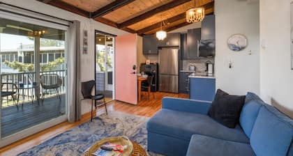 Newly Updated OCEAN BLOCK 2 bedroom condo, steps away from the beach!